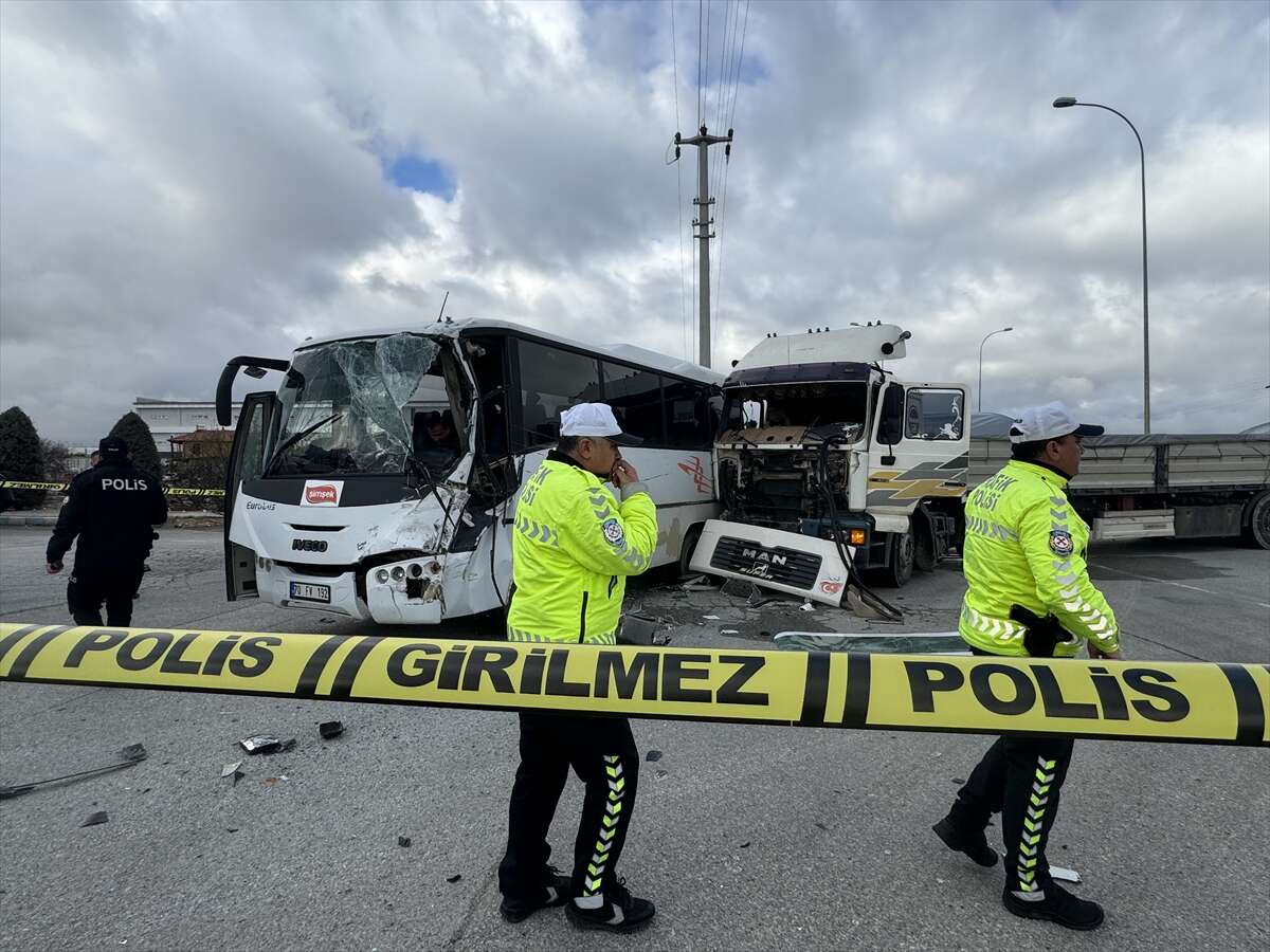 Karaman’da işçi servisi TIR’la çarpıştı! Çok sayıda yaralı var 4